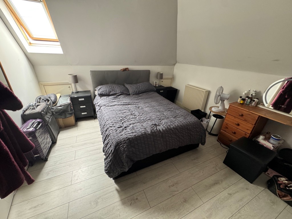 Lot: 144 - FREEHOLD DETACHED PERIOD FARMHOUSE, STUDIO APARTMENT OVER QUADRUPLE GARAGE - RESIDENTIAL INVESTMENT - Studio - bedroom